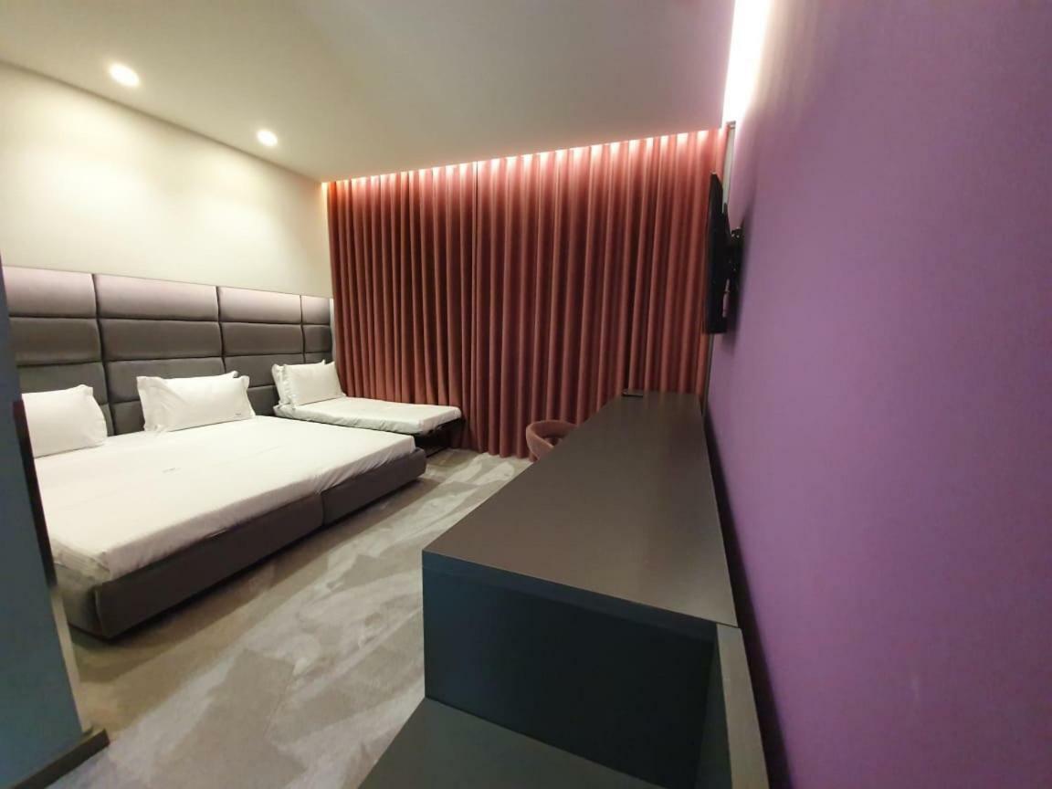 Albes Hotel Fier Exterior photo